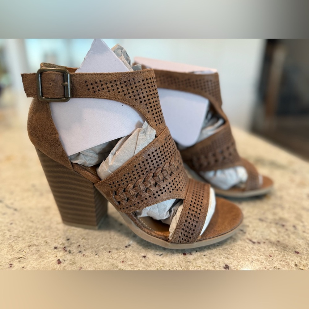 NOT RATED "Kira" Brown Women's Peep Toe Heeled Sandals NEW